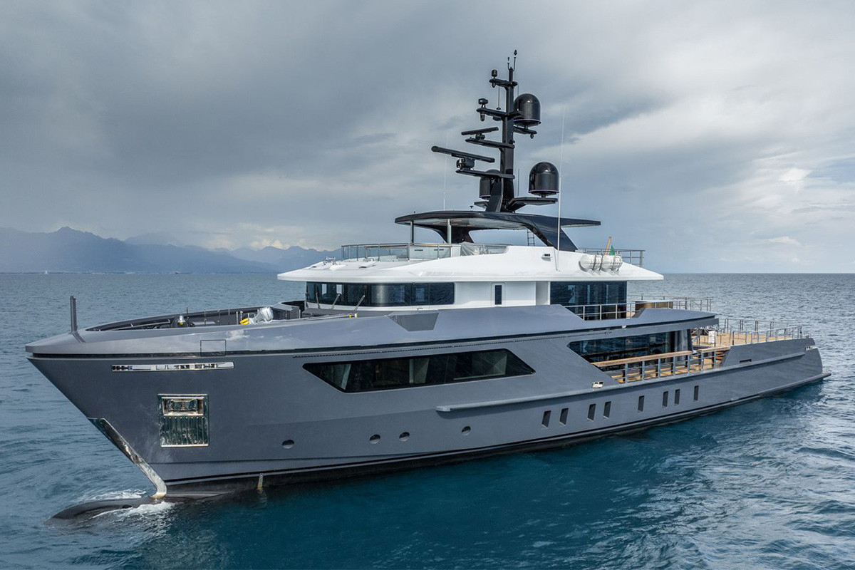 yachtan様　　専用　　(5／１０まで) Charter a Sanlorenzo yacht SANLORENZO 500EXP for rent