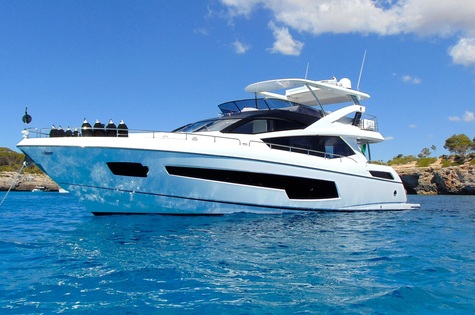 Yacht charter in Grenadines Sunseeker GLASAX