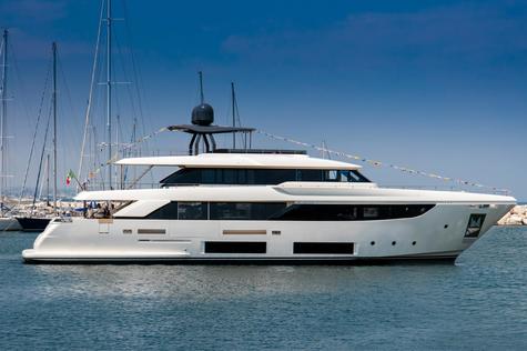 Yacht brokerage Custom Line Navetta 33