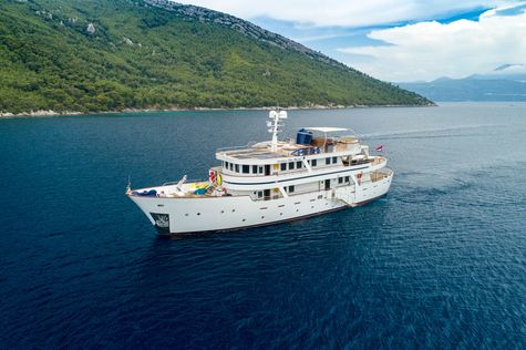 Charter yacht in Tahiti DONNA DEL MARE