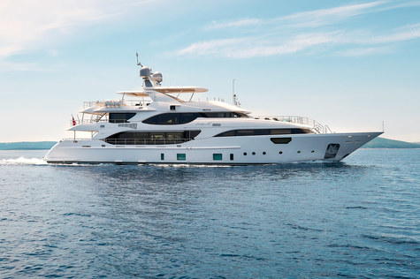 Motor yachts: super and megayachts Benetti 140