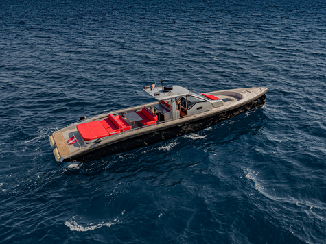 Motor yachts: super and megayachts Windy SR52