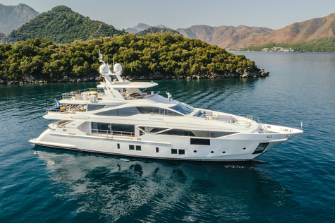 Motor yachts: super and megayachts Benetti Fast 125 Charisma